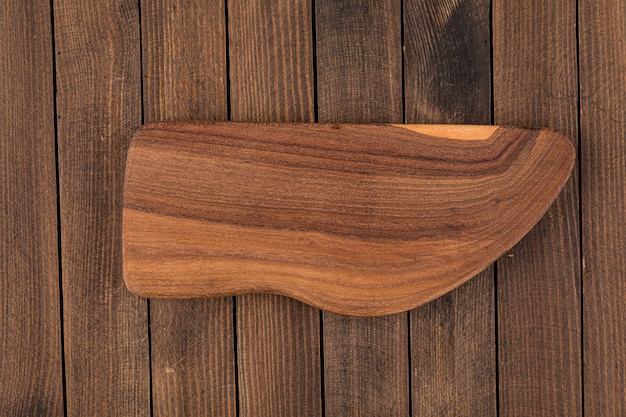Bovenaanzicht op houten snijplank met ongebruikelijke vorm