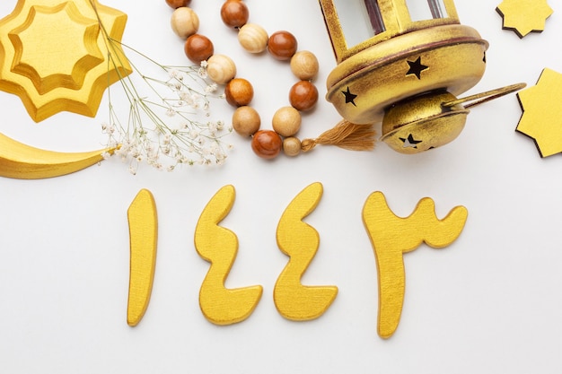 Foto bovenaanzicht op islamitische nieuwe jaar decoratieve objecten met lamp en kralen