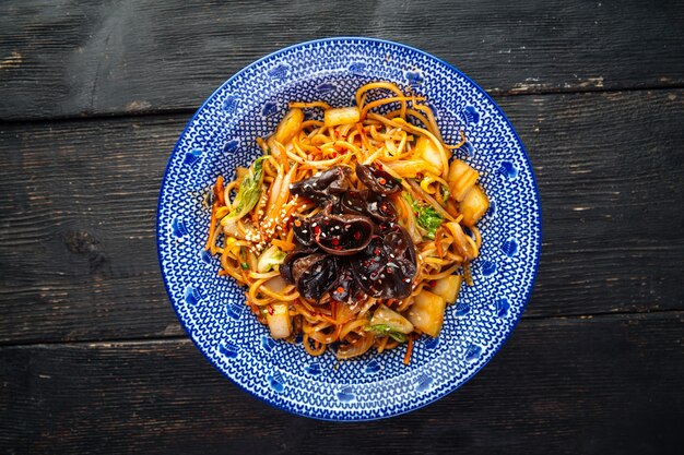 Bovenaanzicht op Japanse vegetarische jakisoba noodle wok met muer