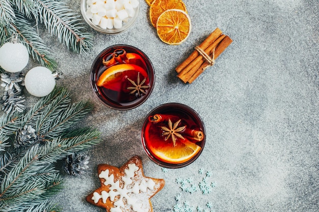 Bovenaanzicht op kerst houten grijze tafel warme alcoholische drank glühwein