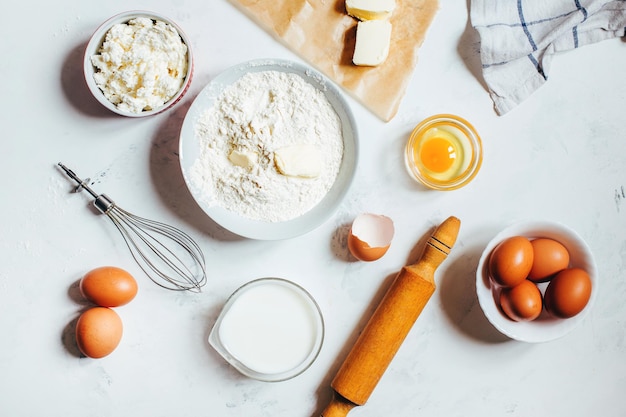 Bovenaanzicht op lichte achtergrond met ingrediënten voor het maken van deeg