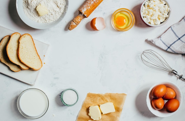 Bovenaanzicht op lichte achtergrond met ingrediënten voor het maken van deeg