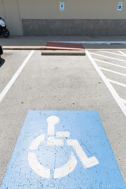 Bovenaanzicht op parkeerbord voor mensen met een handicap parkeerplaats voor gehandicapten en rolstoelsymbolen op asfalt