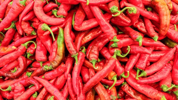 Bovenaanzicht op rode puntpaprika's weergegeven in de voedselmarkt