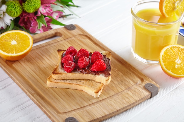 Bovenaanzicht op toast met pindakaas, frambozen en bananen