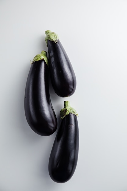 Bovenaanzicht op verschillende aubergines geïsoleerd