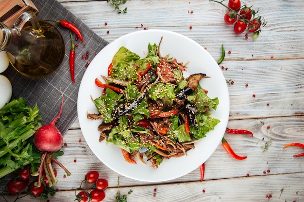 Bovenaanzicht op warme salade met rundvlees en groenten