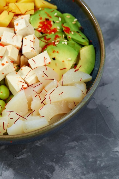 Bovenaanzicht op zaksalade met tonijn en groene groente in de kommen op grijze achtergrond Kopieer ruimte