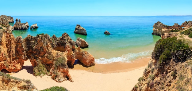 Bovenaanzicht op zandstrand dos tres irmaos (portimao, alvor, algarve, portugal). twee schoten naai panorama.