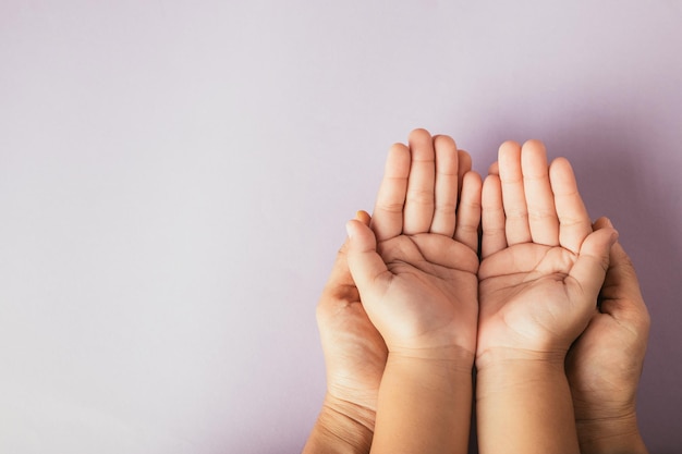 Bovenaanzicht ouders en klein kind houden leeg