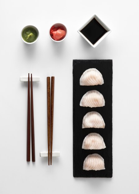 Foto bovenaanzicht over eetstokjes met sushi