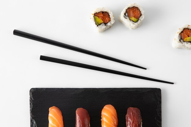Bovenaanzicht over eetstokjes met sushi