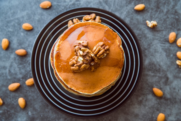 Foto bovenaanzicht pannenkoeken met walnoten