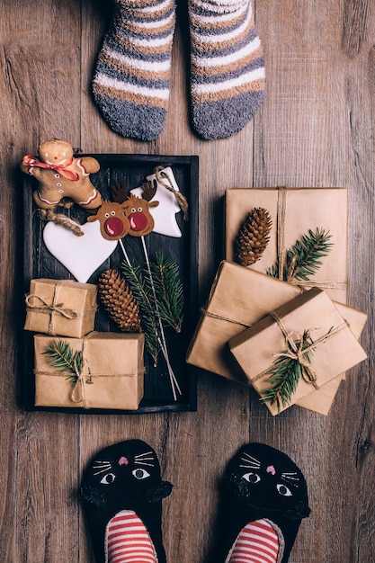 Bovenaanzicht papier ingepakte cadeaus op de vloer