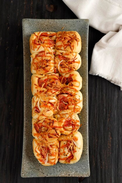 Bovenaanzicht pizza worstenbroodje pull apart bread