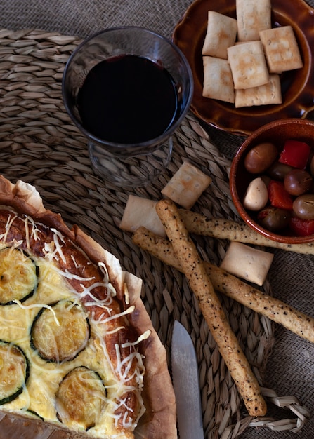 Bovenaanzicht plantaardige hartige taart met kopie ruimte. Gezond en traditioneel eten. Donkere eetstemming.