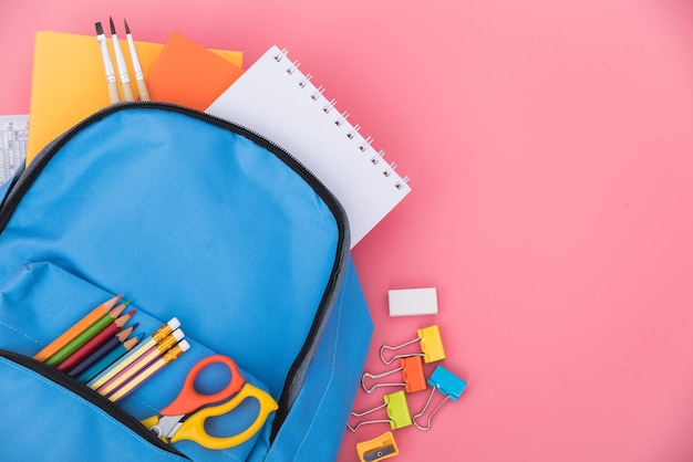 Bovenaanzicht plat leggen van blauwe schooltas rugzak en accessoires tools voor kinderen onderwijs