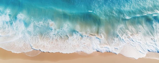 Foto bovenaanzicht prachtig zandstrand en zachte blauwe oceaangolf