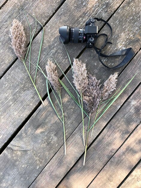 Bovenaanzicht professionele camera op houten planken