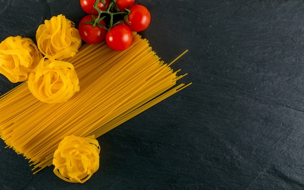 Foto bovenaanzicht rauwe gele pasta met kopie ruimte