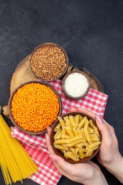 bovenaanzicht rauwe italiaanse pasta met linzen en boekweit op donkere achtergrond voedsel diner maaltijd kleur koken keuken pasta linzen duisternis