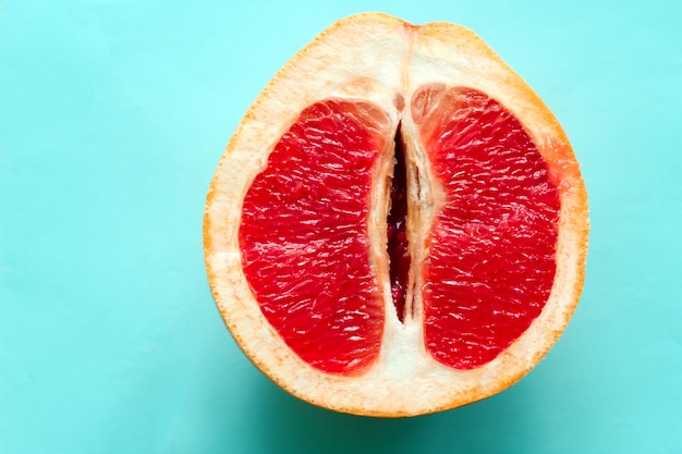 Bovenaanzicht rijpe sappige grapefruit geïsoleerd op een blauwe achtergrond