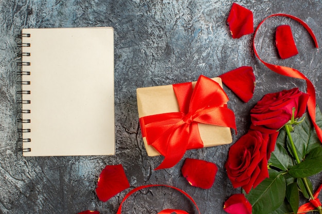 bovenaanzicht rode rozen met cadeautjes voor Valentijnsdag op lichtgrijze achtergrond paar huwelijk passie hart liefde vakantie gevoel