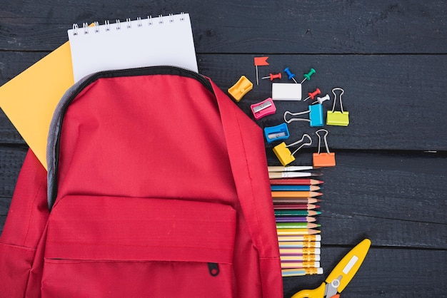 Bovenaanzicht Rode tas rugzak voor kinderen in het onderwijs