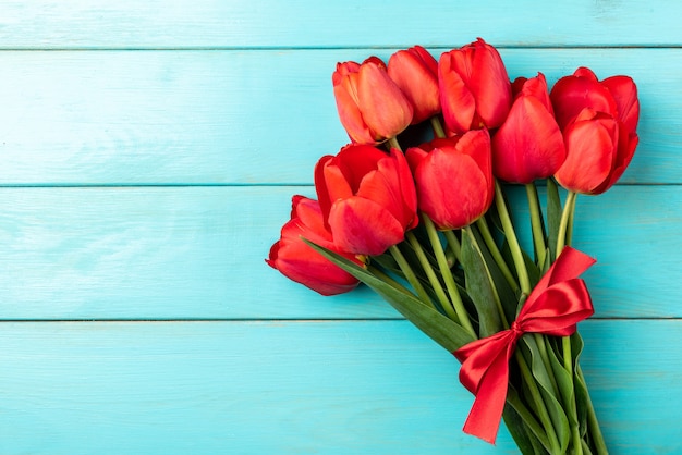 bovenaanzicht rode tulpen boeket met lint