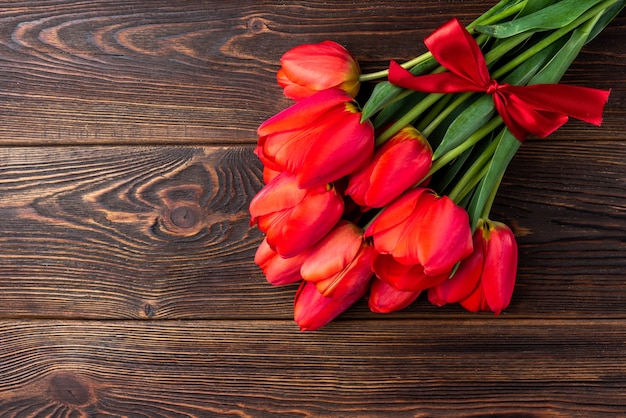 bovenaanzicht rode tulpen boeket met lint