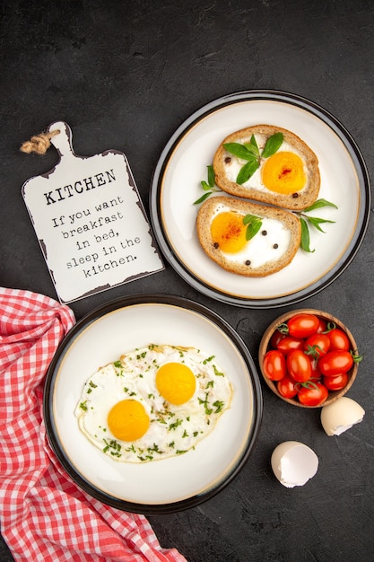 bovenaanzicht roerei met toast en tomaten op donkere achtergrond brood omelet eten ontbijt lunch thee ochtend