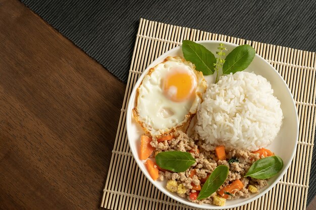 Bovenaanzicht, roergebakken thaise basilicum met gehakt varkensvlees