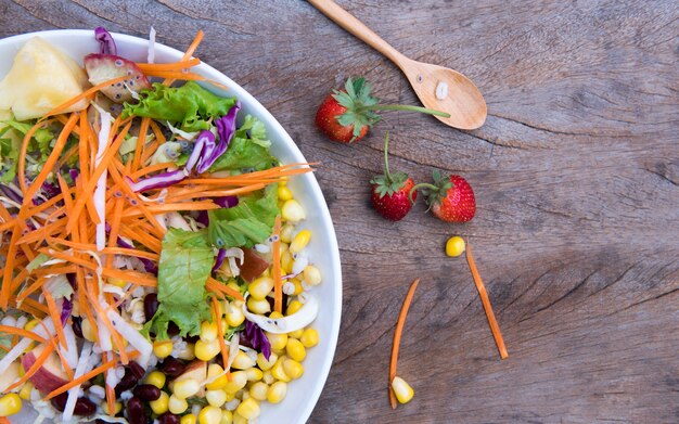 Bovenaanzicht salade op houten tafel