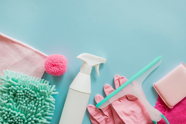 Bovenaanzicht schoonmaakproducten op tafel