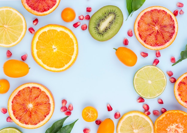 Foto bovenaanzicht selectie van biologisch fruit op tafel