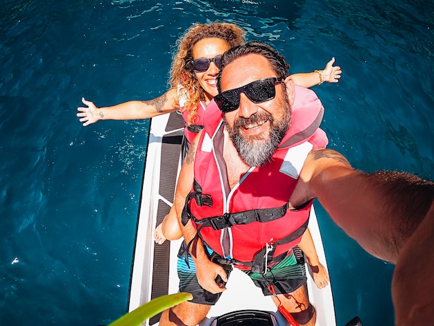 Bovenaanzicht selfie beeld van vreugdevolle jonge volwassen paar op een levensstijl jet sky avontuur