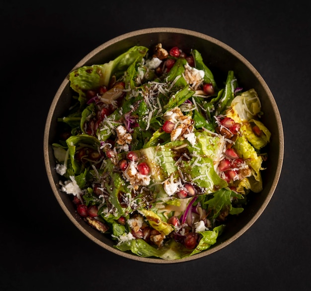 Bovenaanzicht shot van een grote kom granaatappel en slasalade