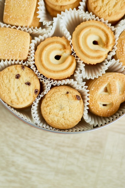 Bovenaanzicht smakelijke Deense boterkoekjes in een blikken doos