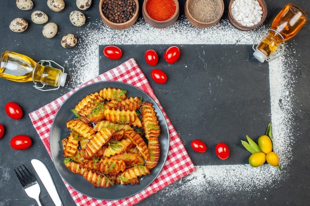 Bovenaanzicht smakelijke gebakken aardappel met kruiden en rode tomaten op donkere achtergrond schotel foto koken voedsel maaltijd vlees kip