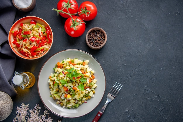 Bovenaanzicht smakelijke groentesalade met verse tomaten donker oppervlak dieet gezondheid brood keuken lunch horizontaal eten