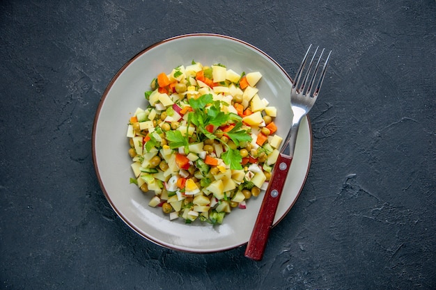 bovenaanzicht smakelijke groentesalade met vork op donkere ondergrond dieet brood eten keuken horizontale kleur gezondheid lunch maaltijd