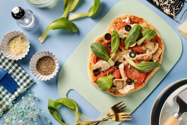 Foto bovenaanzicht smakelijke pizza met bladeren