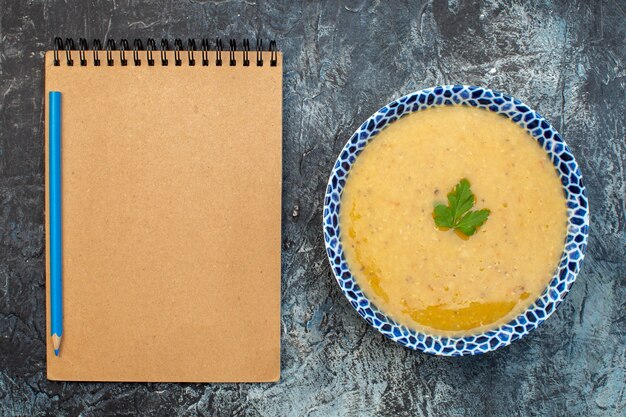 bovenaanzicht smakelijke soep binnen bord op grijze achtergrond keuken foto maaltijd diner peper schotel kleur groente