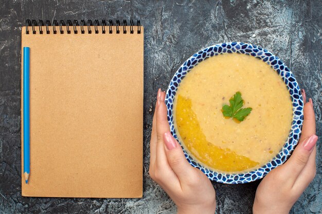 bovenaanzicht smakelijke soep binnen bord op grijze achtergrond keuken foto maaltijd peper schotel kleur groente