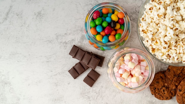 Foto bovenaanzicht snacks met kopie ruimte