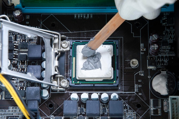 Bovenaanzicht Technicus die siliconenkoeling toepast op CPU-chips