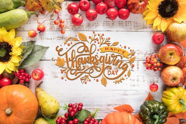 Foto bovenaanzicht thanksgiving day met eten en bloemen