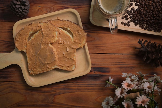 Bovenaanzicht toast brood met pindakaas op houten achtergrond