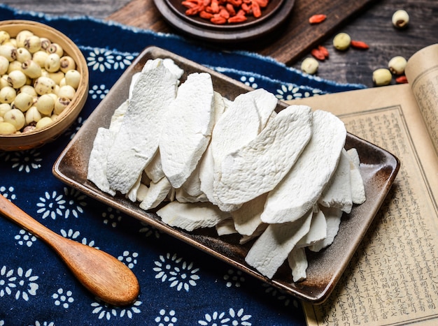 Bovenaanzicht tofu in houten kom