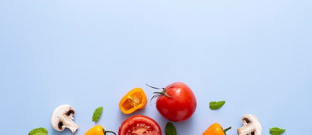 Foto bovenaanzicht tomaat, paprika en champignons met kopie-ruimte